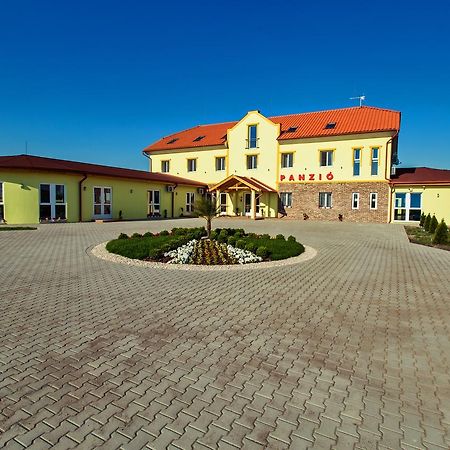 Kentaur Lovaspanzio Hódmezővásárhely 外观 照片